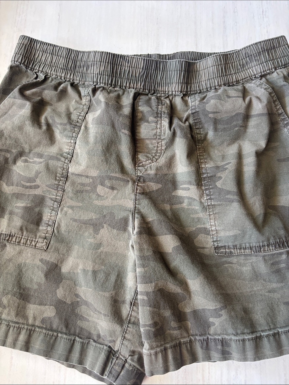 Sanctuary Olive Camo Elastic Waist Shorts Size 32 Super Comfy 5” Inseam Good Con